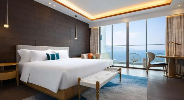 Двухместный люкс with Club Lounge Executive с балконом и с видом на море Курортный отель Radisson Blu Resort Cam Ranh