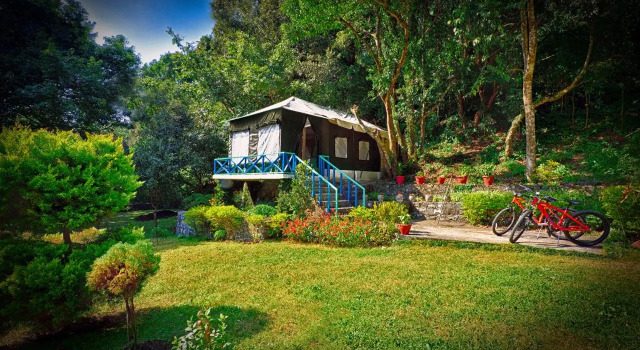Тент с красивым видом из окна Latitude 29 by The Lake Resort