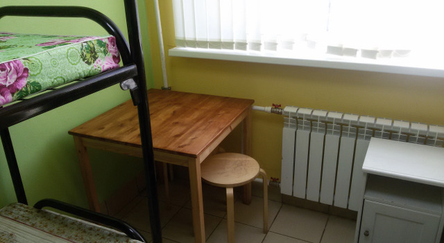 Кровать в общем номере с красивым видом из окна Хостел Мистери
