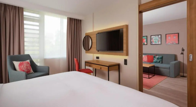 Номер с диваном Семейный с кроватью King size Двухкомнатный Hampton By Hilton Москва Рогожский Вал