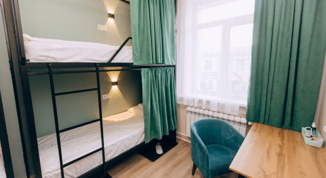 Postel ve společném pokoji Amar Hotel