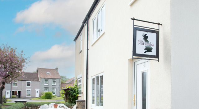 Stay Northside - Two Bedroom Village Cottage | Pub in Village | Free Parking | Holidays and Work Stays Private house, Varaa Lomakoti Mökit kohteessa Merseyside, Mökki
