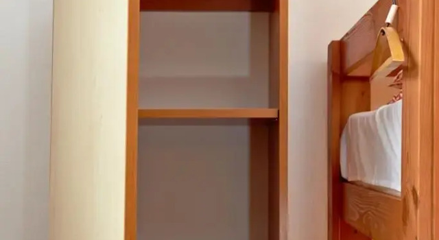 Кровать в общем номере с красивым видом из окна Хостел Smart Inn