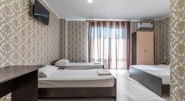 Четырёхместный номер Comfort с балконом Гостевой дом Лагуна