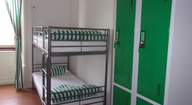 Кровать в общем номере с красивым видом из окна Hostel 402