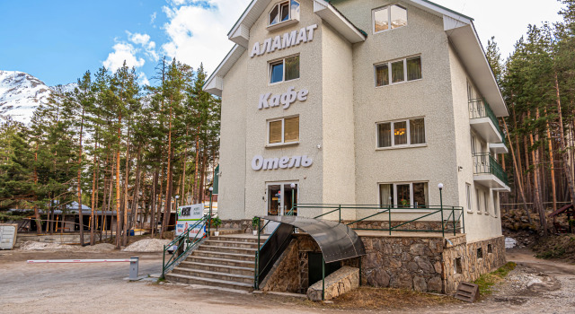 Отель  Аламат