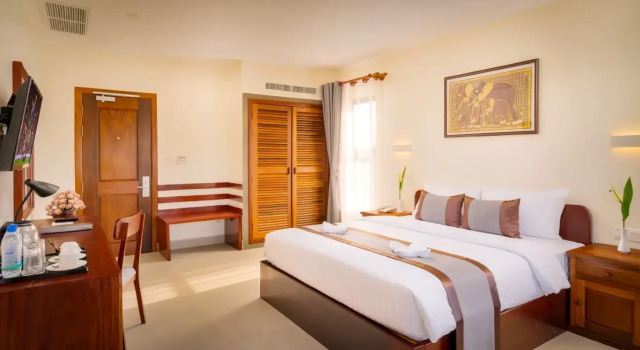 Трёхместный семейный люкс с балконом и с красивым видом из окна Mony Reach Angkor Hotel