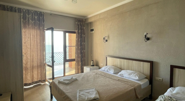 Трёхместный номер Deluxe с балконом и с видом на море Мини-отель Leon Beach Hotel