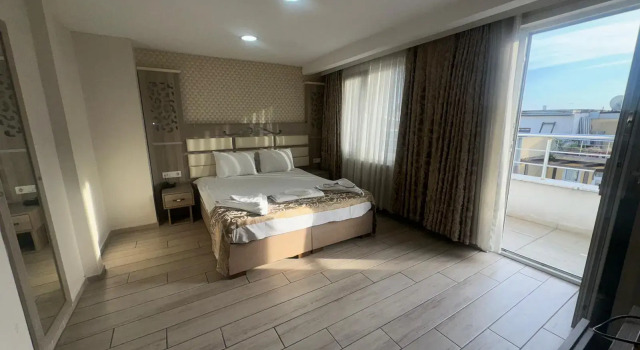 Двухместный номер Classic с балконом Raimond Hotel