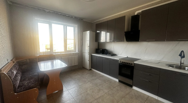Uyutnaya Kvartira 2k V Novom Mikrorayone Goroda Na Vysokom Etazhe S Krasivym Panoramnym Vidom Flat, Rezerwuj Apartament  