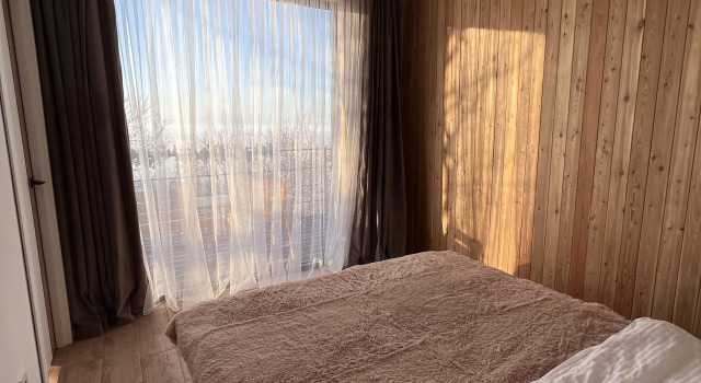 2 soveværelser i hytte med altan med udsigt Alma House Almaty Guest House