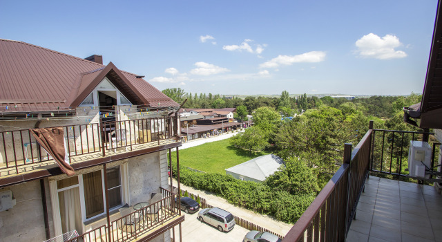Четырёхместный номер Standard с балконом и с красивым видом из окна Отель LUXURY HOUSE