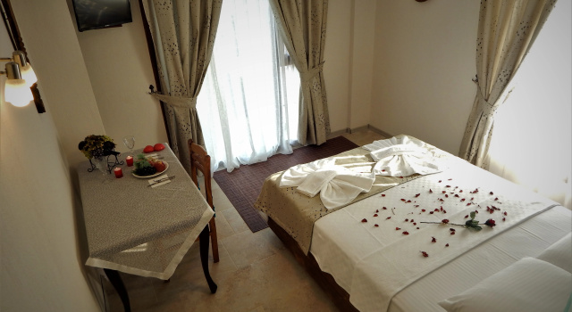 Трёхместный номер Standard с балконом и с красивым видом из окна Gödence Hotel Restoran Bungalow