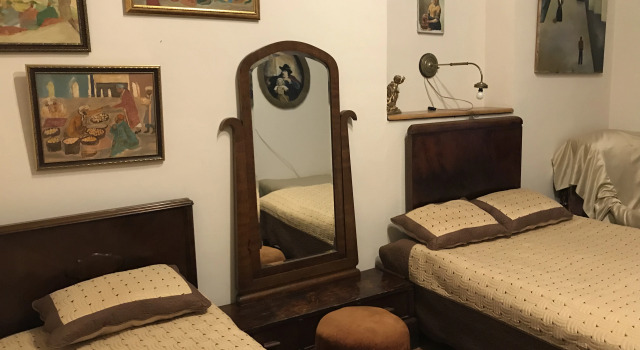 Четырёхместный номер Standard с красивым видом из окна Gutsa Artists Mini-Hotel