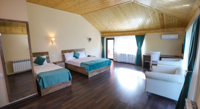 Трёхместный номер Deluxe с балконом и с красивым видом из окна Maajid Quba Hotel & Restaurant Sanatorium