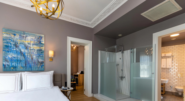 Dvoulůžkový s manželskou postelí Junior Suite s balkonem a a výhledem na město Petros Boutique Hotel
