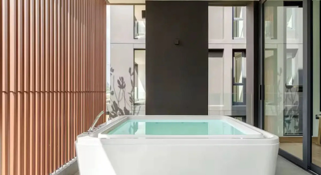 Двухместный номер Premium с гидромассажной ванной с балконом Отель Kamaliss MontAzure Phuket – MGallery Collection