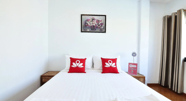 Отель ZEN Rooms Suthisan