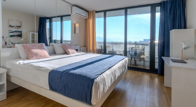 Трёхместный номер Делюкс с балконом и с видом на море ORBI CITY RightApart Hotel