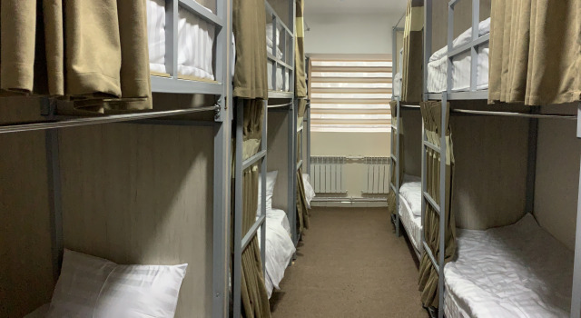 Кровать в общем номере с красивым видом из окна Paradise inn