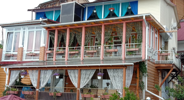 Uyut Guest house, Rezervați Pensiune Hoteluri ieftine în Alupka