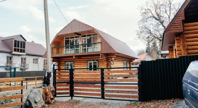 Шестиместное шале с балконом и с видом на горы Гостевой Дом Дача из Сруба