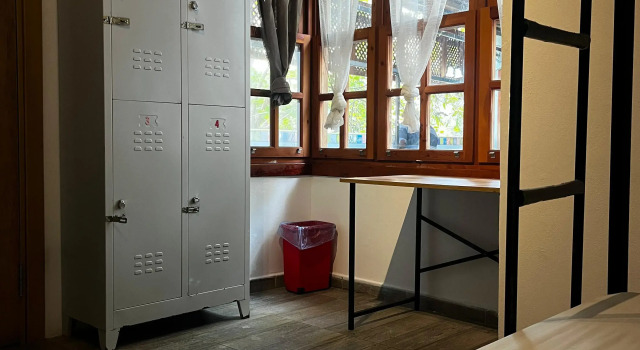 Кровать в общем номере с красивым видом из окна Kuyu Beergarden Hostel