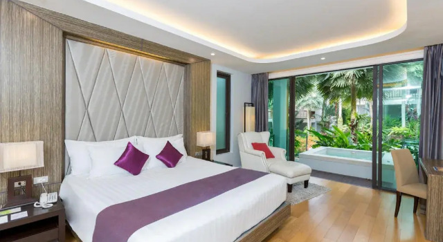 Двухместный номер Deluxe с балконом Club Wyndham Patong Hill Phuket