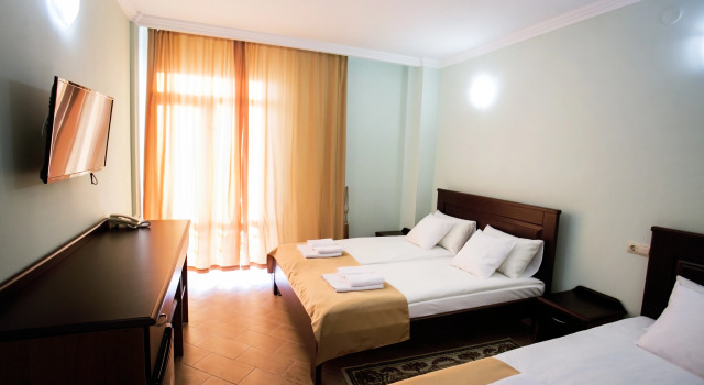 Habitación triple Confort con balcón Hotel ACRA