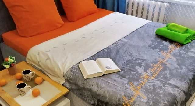 Trekhkomnatnaya S Novym Yevro Remontom Flat, Prenota Appartamento Hotel a Pskov Region con parcheggio, Parcheggio