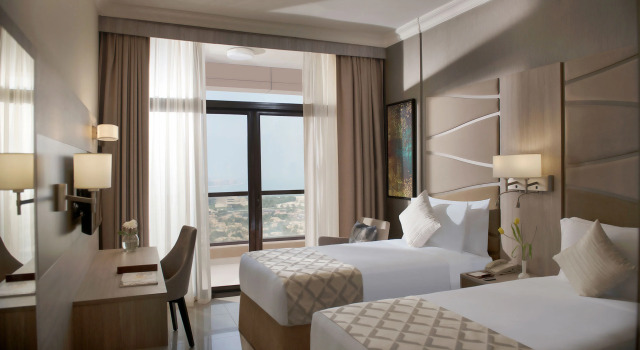 Четырёхместный люкс Grand с 2 комнатами с видом на море Отель Two Seasons Hotel & Apartments