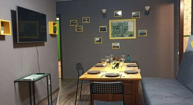 Evro 3-kh Komnatnaya - Zeleny Medved Flat, Prenota Appartamento Hotel a Novgorodsky District con parcheggio, Parcheggio