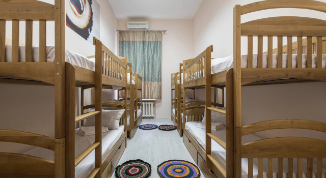 Кровать в общем номере с красивым видом из окна Dja Hostel