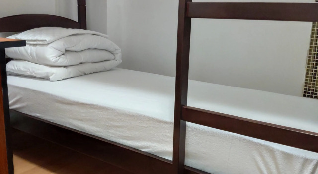 Postel ve společném pokoji Leon Hostel