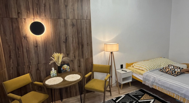Zhyoltaya Studiya U Avto I Zhd Vokzala Flat, Buchen Sie Ferienwohnung Tschernjachowsk Rajon Tschernjachowsk