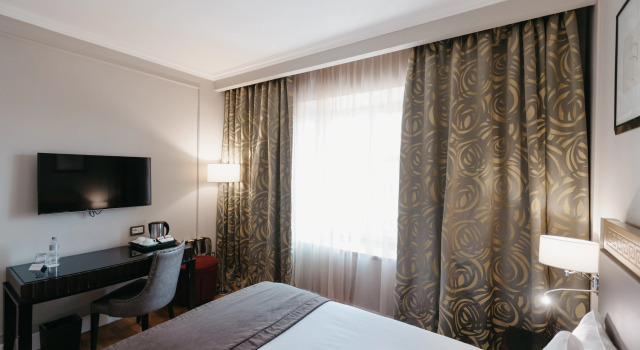 Klassisk  dobbelt værelse med udsigt over gårdspladsen Royal Tulip Grand Hotel Yerevan