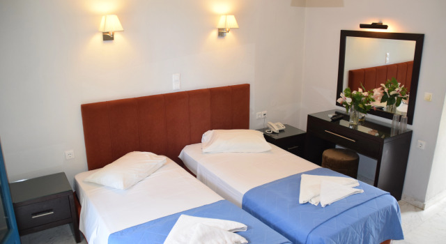 Семейный номер Standard с балконом Отель Karavostasi Beach