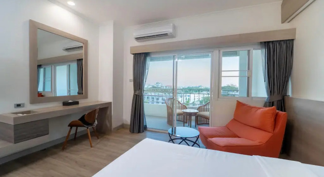 Двухместный номер Deluxe с балконом Отель Khum Phucome Hotel Chiang Mai