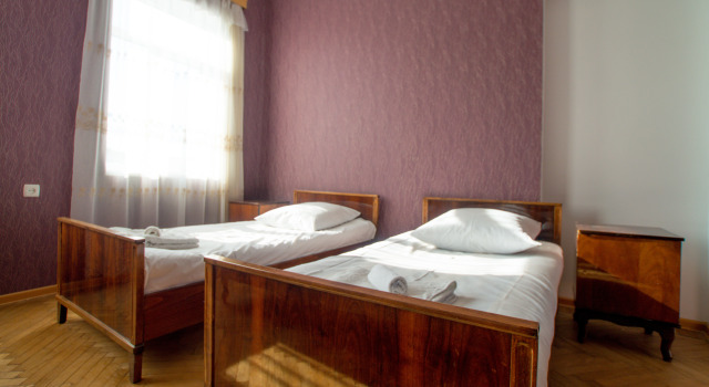 Кровать в общем номере с красивым видом из окна Гостевой дом Irakli Guest House