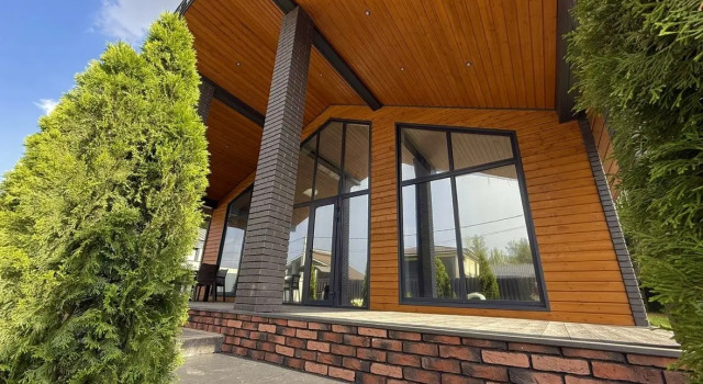 Uyutny Barnkhaus V Domodedovo Private House, Buchen Sie Ferienhaus Hotels in Oblast Moskau mit Parkplatz, Parkplätze