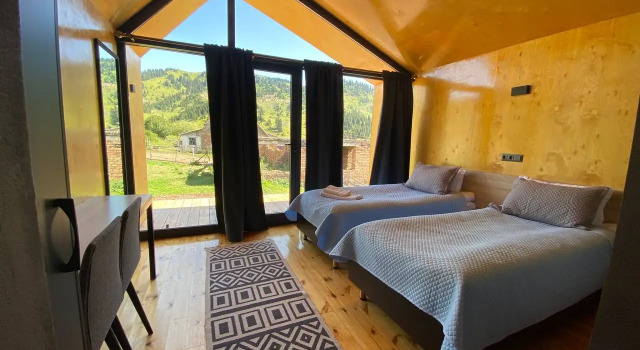 Peak Lodge Living Quarters, Book Hostel / Vandrerhjem Hoteller i Issyk-Kul Region med pool, Swimmingpool