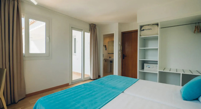 Habitación doble Superior con balcón y con vista a la piscina THB Dos Playas