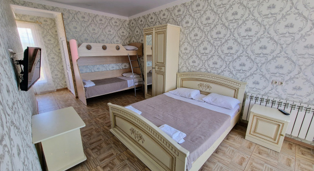 Четырёхместный номер Deluxe с балконом и с красивым видом из окна Гостевой дом Аида на Православной