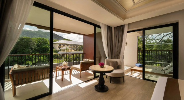 Двухместный люкс Deluxe c гидромассажной ванной с балконом и с видом на горы Avista Grande Phuket Karon - MGallery
