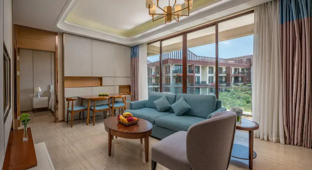 Люкс с 2 комнатами с балконом и с видом на внутренний двор Отель Argyle Resort Sanya