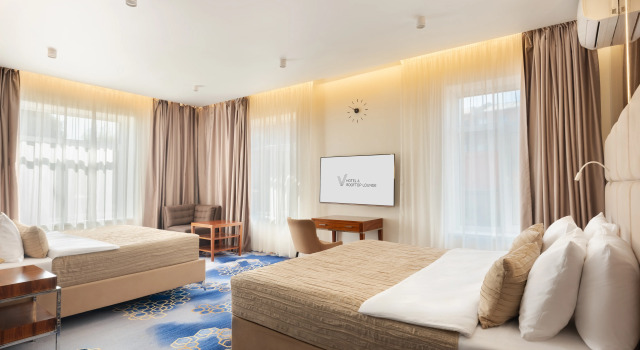 Пятиместные апартаменты с видом на внутренний двор Отель V Hotel&Rooftop Lounge