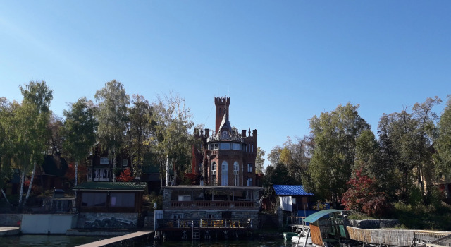 Zamok Na Ozere Uvildyi Guest House, Book Pension Hoteller i Uvil'dy med parkering, Parkering