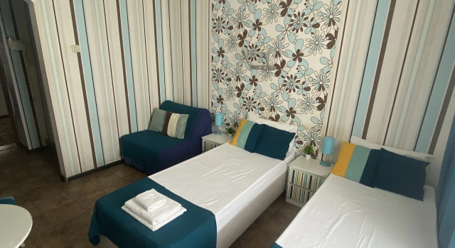 Трёхместный номер Standard с балконом и с частичным видом на море Отель Joy Apartments