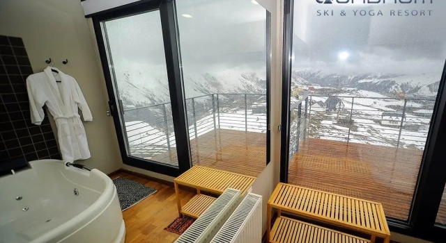 Люкс с балконом Отель Quadrum Gudauri Ski & Yoga Resort