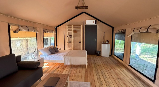 Двухместный люкс с балконом и с красивым видом из окна Курортный отель Hotsglamping
